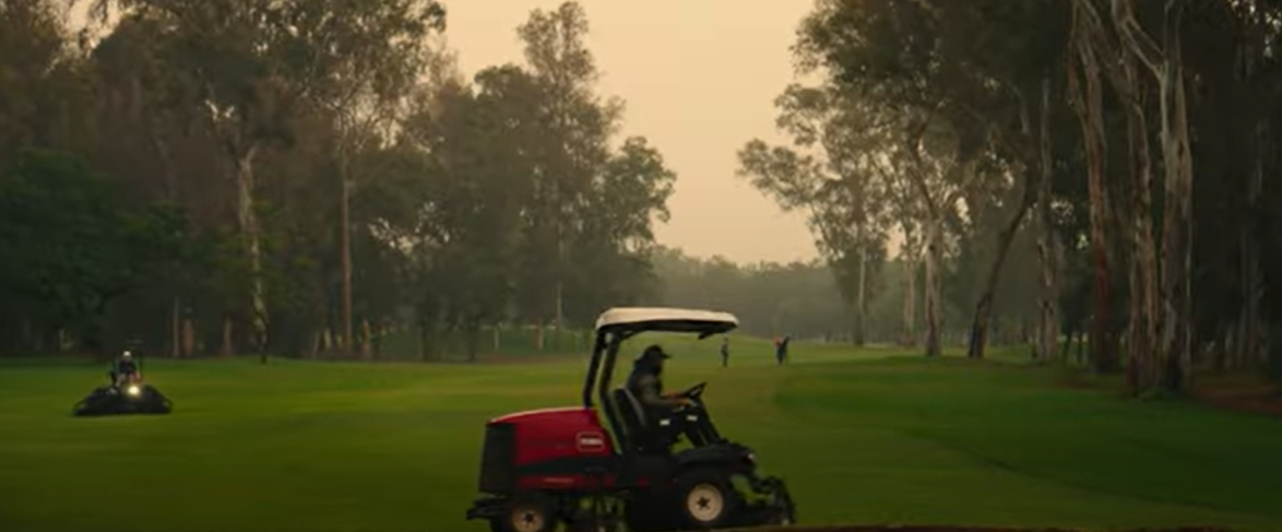 Les équipes de maintenance se lèvent pour préparer le parcours de golf avec passion et précision.