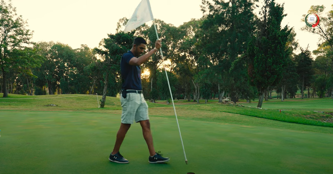 Avant que le soleil ne se lève, les équipes de maintenance façonnent chaque green avec soin. ⛳️✨