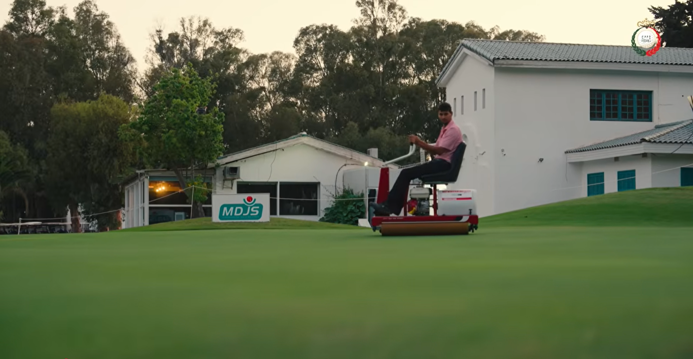 Avant que le soleil ne se lève, les équipes de maintenance façonnent chaque green avec soin. ⛳️✨
